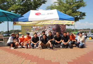 국제구호 NGO 월드쉐어는 태아산업㈜ 여주(강릉방향)휴게소(이하 여주휴게소)와 함께 지난 주말인 8월 3일, 4일 양일간에 걸쳐 제3세계 어린이들을 돕기위한 일대일 해외아동 결연맺기 '지구 반대편에 친구를 만들어 주세요!' 캠페인을 진행했다.