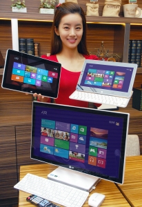 LG전자가 MS社의 차세대 운영체제인 윈도우8(Windows 8) OS에 최적화한 신규 PC 라인업으로 국내 PC시장 공략을 강화한다. 이번에 선보이는 제품은 노트북과 태블릿PC를 결합한 탭북 'H160'과 터치스크린 기반 일체형PC 'V325'로, 오는 26일부터 출시 예정이다. LG전자 모델이 'H160'(사진1 기준 왼쪽, 중간)과 'V325'(오른쪽)를 선보이고 있다.
