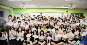 한국대학생 홍보대사연합이 지난 8월 문화적으로 소외된 지역 고교생들을 대상으로 너의 꿈을 펼쳐라는 문화재능 기부 활동을 벌였다. (사진제공: 한국기술교육대학교) 한국대학생 홍보대사연합이 지난 8월 문화적으로 소외된 지역 고교생들을 대상으로 너의 꿈을 펼쳐라는 문화재능 기부 활동을 벌였다. (사진제공: 한국기술교육대학교)