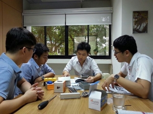 동명대 안영수 학생(사진 가장 오른쪽) 등이 부산지역 중소기업 제품 수출 길 개척을 위해 태국 현지에서 일명 보부상 활동을 하고 있다. (사진제공: 동명대학교)