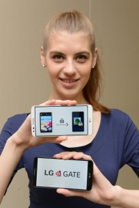 LG전자가 기업용 모바일 솔루션 LG GATE를 선보인다. LG전자는 LG GATE를 탑재한 LG G2를 10월 초부터 미국 4대 이동통신 사업자에 공급을 시작하고 이를 시작으로 글로벌 기업용 모바일 시장을 본격 공략할 예정이다. 모델이 LG G2를 들고 포즈를 취하고 있다. (사진제공: LG전자)