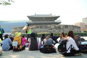 시민들이 흥인지문(동대문)의 역사와 가치를 듣고 있다. (사진제공: KYC)