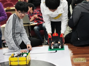 2013 임베디드 창의 로봇 경진대회 현장 (사진제공: 인하대학교)
