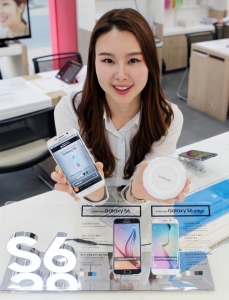 SK텔레콤은 삼성전자 플래그십 스마트폰 갤럭시 S6, 갤럭시 S6 Edge 출시를 앞두고, 오는 4월 1일 오전 9시부터 예약가입을 실시한다. 예약 가입 후 개통을 완료한 고객들은 삼성 정품 무선충전 패드를 무료로 받을 수 있다. (사진제공: SK텔레콤)