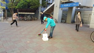 장영돈 바른미래당 예비후보가 담배공초 쓸어담기 선거운동을 벌이고 있다