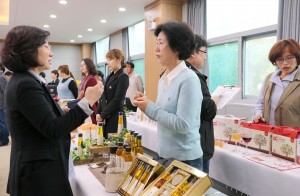 충청남도와 충남연구원 농업6차산업센터가 24일 도내 6차산업 안테나숍 입점 품평회를 갖고 있다