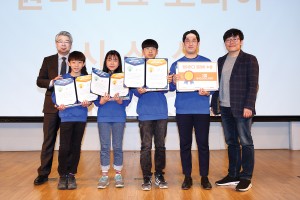 원더리그 코리아 1위 수상팀 코드스케치(오른쪽부터, 마르시스 박용규대표이사, 문준혁 학생, 손경빈 학생, 최재혁 학생, 코치 권순신, 문성환 서울교육대학교 교수)