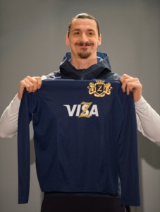세계적인 축구 스타 즐라탄 이브라히모비치가 2018 FIFA 러시아 월드컵 전에 Visa와의 팀 구성을 발표하기 위해 Visa 저지에 자신 만의 독특한 감각을 더 했다