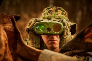 플리어 Recon V UltraLite는 군대, 국경 순찰대 및 법집행 기관이 열 신호를 탐지하고 야간에도 볼 수 있도록 지원하는 플리어의 최신 열감응 단안 망원경이다