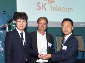 SK텔레콤 이동기 연구원(왼쪽)과 최우용 연구원(오른쪽)이 수상식 후 기념 촬영을 하고 있다