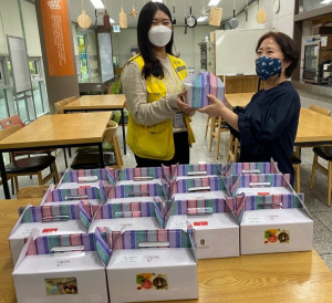 지역 내 어르신 기관에 가족봉사단이 만든 송편이 전달되고 있다