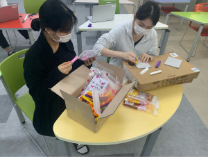 3D 프린팅으로 만든 윷놀이 키트 포장 중인 재미연구원 청소년