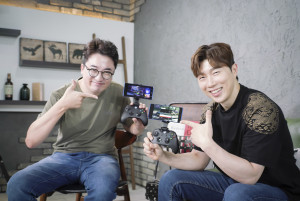 왼쪽부터 유명 게임 유튜버 G식백과와 스타크래프트 게임 레전드 임요환이 SKT 5GX 클라우드 게임을 소개하고 있다