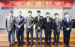 왼쪽부터 차국헌 서울공대학장, 산업공학과 박우진 교수, 건설환경공학부 지석호 교수, 컴퓨터공학부 김건희 교수, 건축학과 강현구 교수, 재료공학부 이명규 교수, 화학생물공학부 남재욱 교수가 수상 후 기념 사진을 찍고 있다