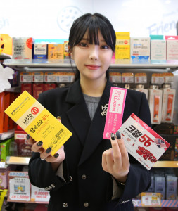 GS25 모델이 건강기능식품 진열대 앞에서 크릴56mini와 에버콜라겐타임을 선보이고 있다