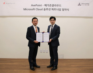 오른쪽부터 메가존클라우드 이주완 대표와 에센셜 김경림 대표가 역삼동 메가존사옥에서 파트너십 협약을 체결하고 기념 촬영을 하고 있다