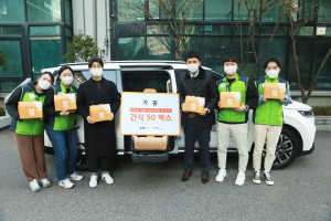 스낵24 김대현 이사와 초록여행 직원들이 초록여행 차량 앞에서 기념 촬영을 하고 있다