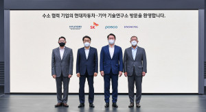 왼쪽부터 조현준 효성그룹 회장, 최정우 포스코그룹 회장, 최태원 SK그룹 회장, 정의선 현대차그룹 회장이 기념 촬영을 하고 있다