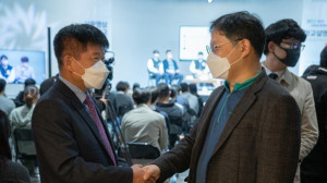 김현구 서울영상고등학교 교감과 송승준 웹웨어 대표가 입학 설명회 현장에서 만남을 가지고 있다