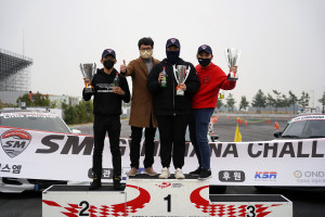 1000cc 초과 수상자 1위 윤여환(RedconMotorsport), 2위 이호제(맥스파워), 3위 한종현(슈퍼스트릿)이 수상 후 기념촬영을 하고 있다