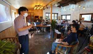 노재정 센터장이 시민 원탁을 주재하면서 지역 발전과 관련해 미래 비젼을 제시하고 있다