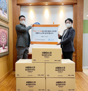 왼쪽부터 정선원 한화시스템 지속가능경영 팀장과 강성철 자이트 솔루션 대표이사가 기념 촬영을 하고 있다