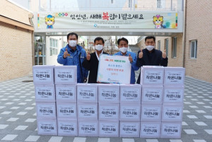 포스코휴먼스가 광양시중마장애인복지관과 광양시광양장애인복지관에 라면 110박스를 전달했다