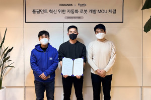 왼쪽부터 문성수 두핸즈 CTO, 이찬 플로틱 대표, 박찬재 두핸즈 대표가 업무 협약을 맺고 기념촬영을 하고 있다