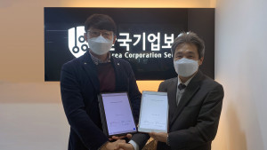 왼쪽부터 유광윤 인비트코리아 대표와 전귀선 한국기업보안 대표가 디지털 서명 솔루션 USIGN 도입 활성화를 위한 업무 협약을 체결한 후 기념촬영을 하고 있다