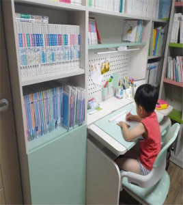 주거환경개선(자녀 공부방) 후 출소자 자녀가 책상에 앉아 공부를 하고 있다