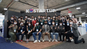 CES 2022 창업진흥원관에서 K-Startup 23개사와 운영사 담당자들이 기념 촬영을 하고 있다