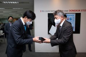 동국제강 본사 페럼타워에서 3일 열린 ‘작은 시무식’에서 오른쪽부터 장세욱 동국제강 부회장이 박용훈 동국제강 형강영업팀장에게 송원상을 시상하고 있다