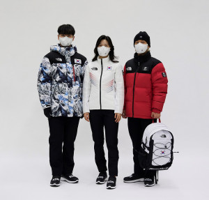 왼쪽부터 국가대표 김민석, 이유빈, 곽윤기 선수가 다양한 친환경 소재가 적용된 ‘팀코리아 공식 단복’을 입고 기념 촬영을 하고 있다