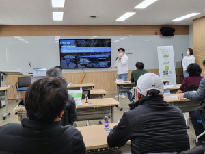 광명시 상인회 관계자를 대상으로 설명 중인 앨리마켓 박지훈 이사