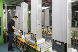 삼성전자 광주사업장에서 직원이 비스포크 무풍에어컨 갤러리를 생산하고 있다