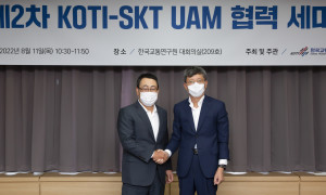 왼쪽부터 유영상 SKT CEO와 오재학 한국교통연구원장이 협력 세미나에서 기념 촬영을 하고 있다