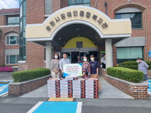 한국전력공사 순천지사와 순천시장애인종합복지관이 지역사랑 나눔 실천 후원물품 전달식에서 기념 촬영을 하고 있다