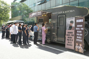 한국커피바리스타협회가 경찰병원 의료진과 직원들에게 커피와 간식을 제공하고 있다