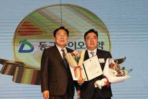 왼쪽부터 중소기업중앙회 김기문 회장, 동구바이오제약 조용준 대표이사