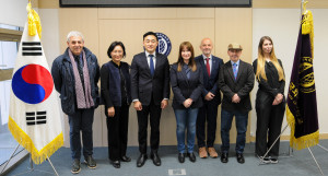 스페인 세르반테스 문화원 학술원장을 비롯한 인사들이 사이버한국외국어대학교를 방문했다