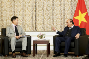 왼쪽부터 조현준 효성 회장이 응우옌 쑤언 푹 베트남 국가주석을 만나 베트남에 지속적인 투자를 약속하는 등 사업확대 방안을 논의했다