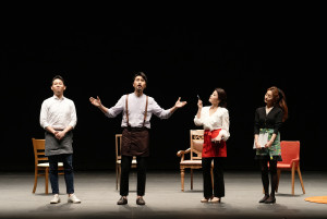 왼쪽부터 케루비노, 피가로, 수잔나, 바리나 피가로 카페 개장 장면