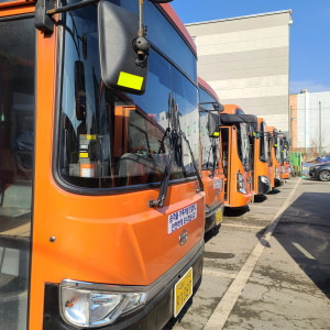 공주교통의 버스들이 운행을 준비하는 모습