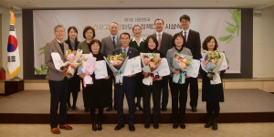 수상자들이 광화문 프레스센터에서 개최된 제1회 대한민국 건강고령친화도시 정책대상 시상식에서 기념 촬영을 하고 있다