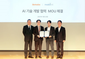 오토닉스의 박용진 대표이사(왼쪽 두 번째)와 모빌린트 신동주 대표이사(오른쪽 두 번째)가 AI NPU 기반 제품 개발을 위한 상호 협력 양해각서를 체결 후 기념 촬영을 하고 있다