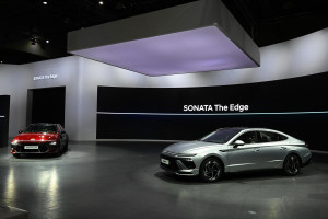 현대자동차가 ‘2023 서울모빌리티쇼’에서 8세대 쏘나타의 풀체인지급 부분변경 모델 ‘쏘나타 디 엣지’를 최초 공개한다