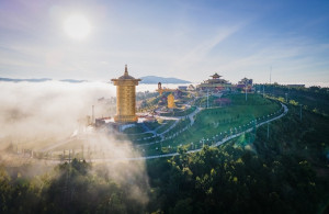 세계 최대의 기도 바퀴로 기네스 세계 기록에 등재된 Drigung Kagyu Rinchen Khorchen Khorwe Go Gek