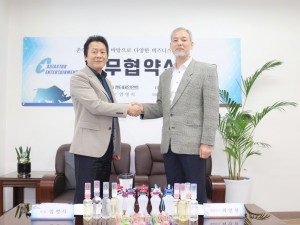 왼쪽부터 아시아 스타 엔터테인먼트 엄영식 회장과 와이엔씨 최인찬 대표이사와 업무 협약 체결 후 기념 촬영을 하고 있다