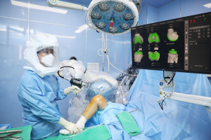 목동힘찬병원 백지훈 원장(정형외과 전문의)이 말기 무릎관절염 환자에게 로봇 인공관절수술을 집도하고 있는 모습