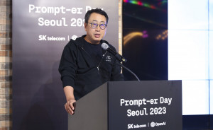 SK텔레콤 유영상 사장이 ‘프롬프터 데이 서울 2023’ 본선장에서 참가자들을 격려하기 위한 환영사를 진행하고 있다